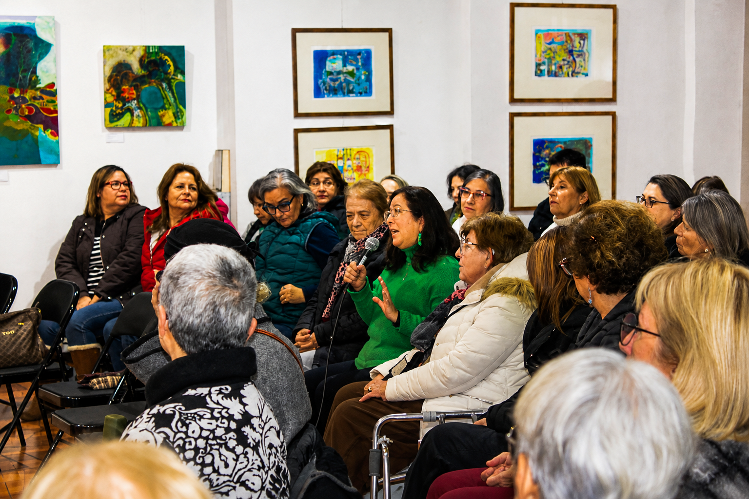 Equipo dialogando en Jornada Habitar